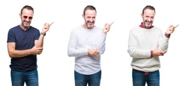 Kameraya bakarak yan el ve parmak ile işaret yüzünde kocaman bir gülümseme ile izole arka plan üzerinde duran üst düzey ağarmış yakışıklı kolaj.