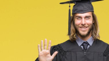 Gösterilen ve parmakları ile işaret izole arka plan üzerinde uzun saçlı Genç mezun yakışıklı numara 9 kendinden emin ve mutlu gülümseyerek süre.