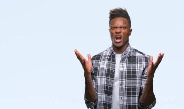 Genç Afro-Amerikan adam izole arka plan çılgın ve kızgın bağırarak ve agresif ifade ve silah kaldırdı bağırıyor. Hayal kırıklığı kavramı.