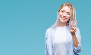 Sarışın genç kadın üzerinde gösterilen ve parmakları ile işaret izole arka plan ikincisi ise kendinden emin ve mutlu gülümseyerek.