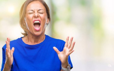 İzole arka plan çılgın ve kızgın bağırarak ve agresif ifade ve silah kaldırdı bağırmaya orta yaş İspanyol kadın kıdemli. Hayal kırıklığı kavramı.