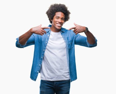 Kendinden emin gösterilen ve işaret parmakları diş ve ağız ile gülümseyen izole arka plan üzerinde Afro Amerikalı adam. Sağlık kavramı.