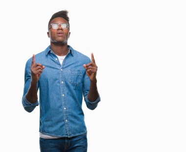 Genç Afro-Amerikan adam izole arka plan üzerinden hayran ve yukarıya bakıp parmakları ile işaret şaşırttı ve silah kaldırdı.