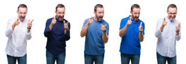 Kolaj bir fotoğraf makinesi ile mutlu ve komik yüz için parmakları işaret izole arka plan üzerinde duran yakışıklı üst düzey ağarmış zarif iş adamı. İyi enerji ve vibes.