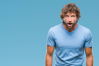 Yakışıklı İspanyol modeli adam izole arka plan korkuyor ve şok sürpriz ifade, korku ve heyecan yüz üzerinden.