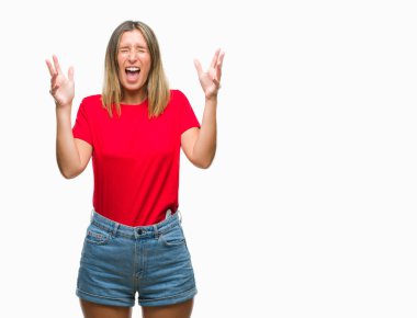 Genç güzel kadın yüzünden kızgın ve silah ile başarı için deli kutluyor izole arka plan ortaya çıkar ve heyecanlı çığlık gözler kapalı. Kazanan kavramı