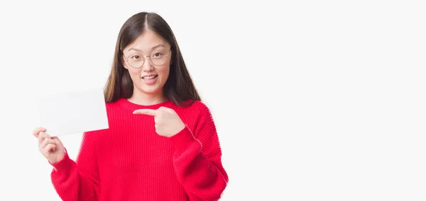 Young Chinese Woman Isolated Background Holding Blank Card Very Happy — Stock Photo, Image