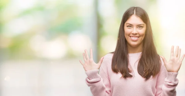 Jovem Bela Mulher Hispânica Vestindo Uma Camisola Mostrando Apontando Para — Fotografia de Stock