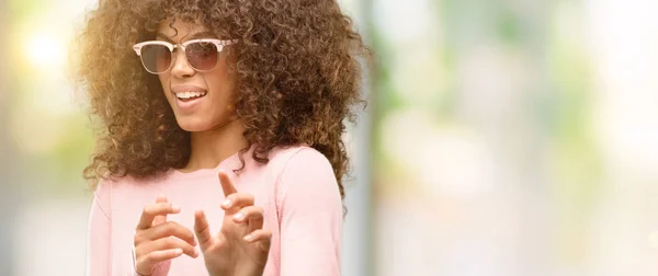 Afroamerikanska Kvinnan Bär Rosa Solglasögon Äcklade Uttryck Missnöjd Och Rädda — Stockfoto