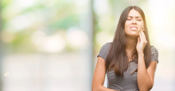 年轻美丽的西班牙裔妇女触摸口与手与痛苦的表达 因为牙痛或牙齿疾病的牙 牙医概念 — 图库照片