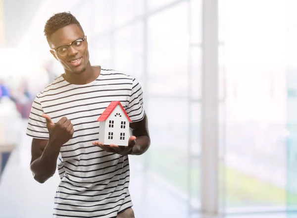 Jovem Afro Americano Segurando Casa Apontando Com Mão Dedo Para — Fotografia de Stock