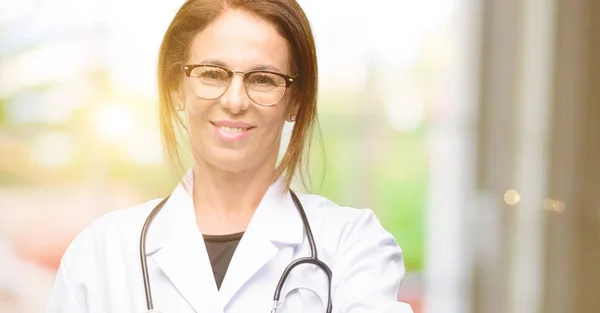 Médecin Femme Professionnel Santé Tient Main Accueillant Dans Pose Poignée — Photo