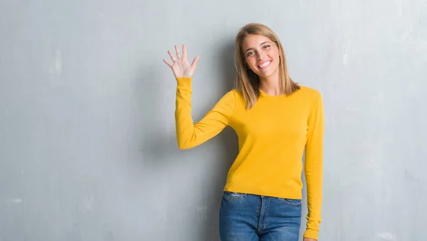 Schöne Junge Frau Die Über Grunge Grauer Wand Steht Und — Stockfoto