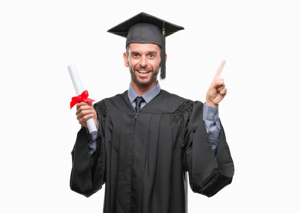 若いハンサムな卒業男側の手と指で指す非常に幸せな孤立の背景の上の学位を保持 — ストック写真
