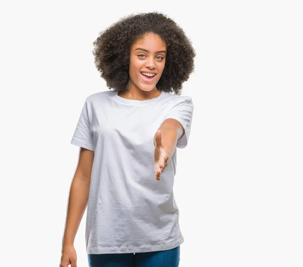 Młody Afro American Kobieta Białym Tle Uśmiechnięty Oferuje Przyjazny Uścisk — Zdjęcie stockowe