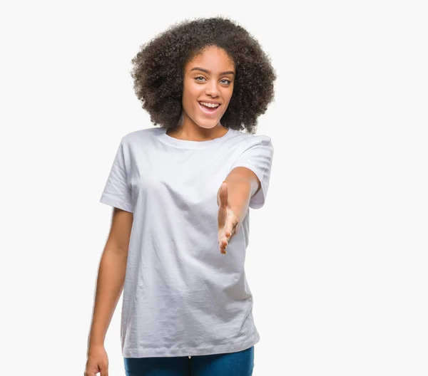 Joven Mujer Afroamericana Sobre Fondo Aislado Sonriente Amistoso Ofreciendo Apretón —  Fotos de Stock