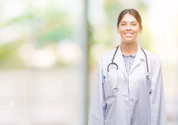 Jeune Médecin Hispanique Femme Avec Visage Heureux Debout Souriant Avec — Photo