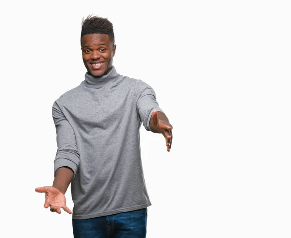 Jovem Afro Americano Sobre Fundo Isolado Olhando Para Câmera Sorrindo — Fotografia de Stock