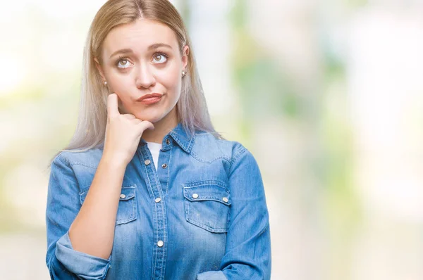 Genç Sarışın Kadın Elle Çene Düşünme Hakkında Soru Dalgın Ifade — Stok fotoğraf