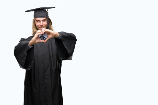 年轻英俊的毕业男子与长发在孤立的背景下微笑的爱显示心脏符号和形状与手 浪漫理念 — 图库照片