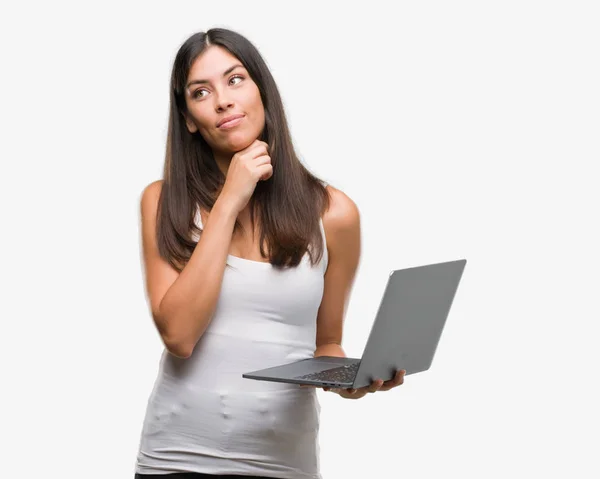 Mujer Hispana Joven Usando Computadora Portátil Cara Seria Pensando Pregunta —  Fotos de Stock
