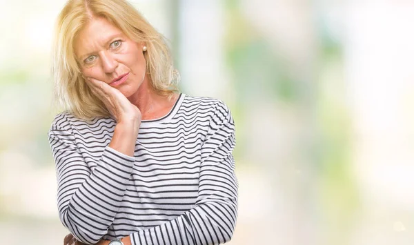 Blonde Vrouw Van Middelbare Leeftijd Geïsoleerde Achtergrond Denken Zoek Moe — Stockfoto