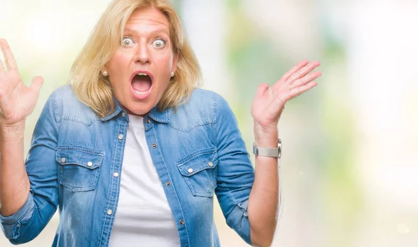 Blonde Frau Mittleren Alters Mit Isoliertem Hintergrund Feiert Verrückt Und — Stockfoto