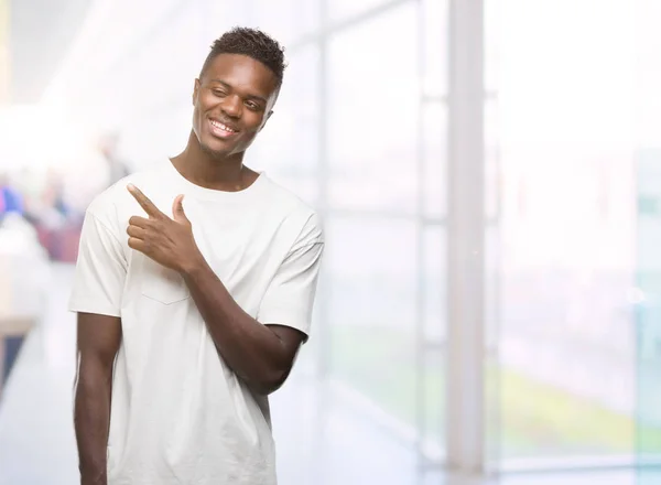 Молодий Афроамериканець Людиною Носіння Біла Маєчка Веселий Посмішкою Обличчям Вказуючи — стокове фото