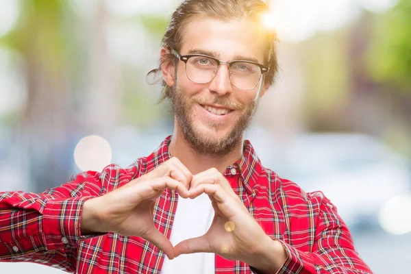 Yakışıklı Delikanlı Aşık Kalp Simgesi Elleriyle Şekil Gösteren Gülümseyen Izole — Stok fotoğraf