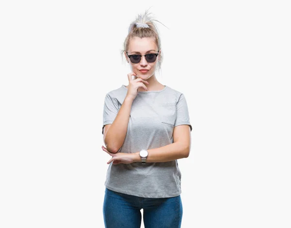 Młoda Kobieta Blonde Noszenie Okularów Przeciwsłonecznych Białym Tle Ręką Podbródek — Zdjęcie stockowe