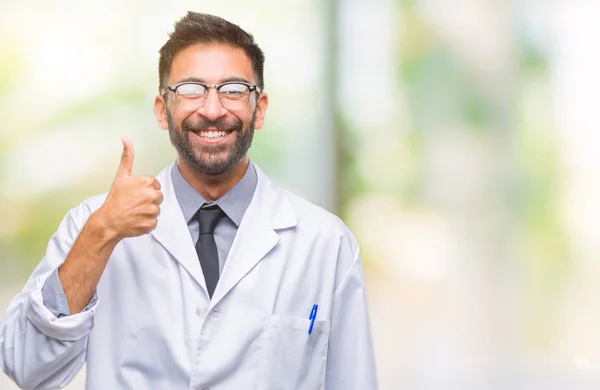 Científico Hispano Adulto Hombre Doctor Usando Una Bata Blanca Sobre — Foto de Stock