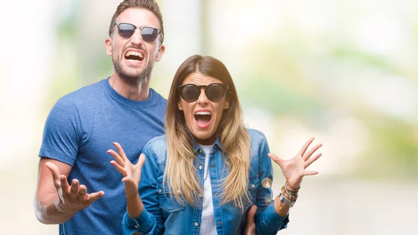 Junges Verliebtes Paar Mit Sonnenbrille Über Isoliertem Hintergrund Verrückt Und — Stockfoto