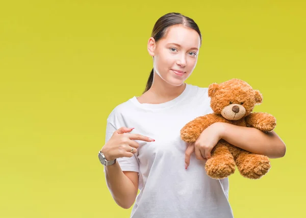 Joven Mujer Caucásica Sosteniendo Oso Peluche Sobre Fondo Aislado Con —  Fotos de Stock