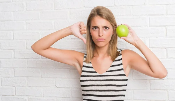 Hermosa Mujer Joven Sobre Pared Ladrillo Blanco Comiendo Manzana Verde — Foto de Stock