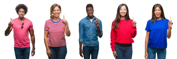 非洲裔美国人 西班牙裔和中国群体的组成 他们在孤立的白色背景下 一边微笑着自信和快乐 一边用手指第一的表现和指点 — 图库照片