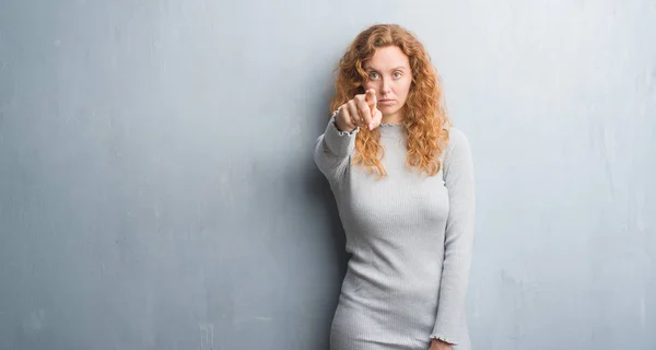 Joven Pelirroja Sobre Pared Grunge Gris Señalando Con Dedo Cámara — Foto de Stock