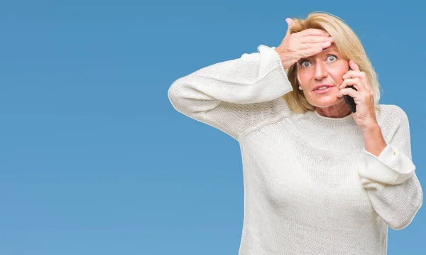 Blonde Frau Mittleren Alters Die Auf Dem Smartphone Über Isolierten — Stockfoto