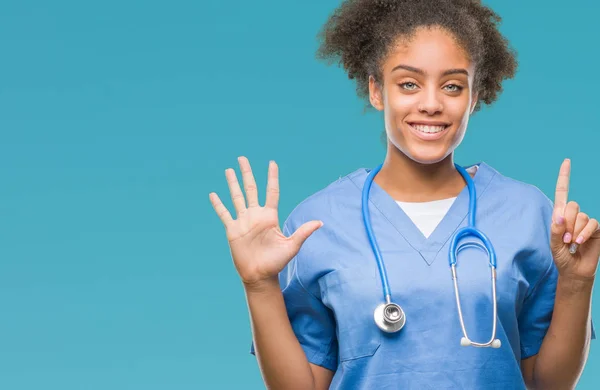 Joven Afro Americana Médico Mujer Sobre Aislado Fondo Mostrando Señalando — Foto de Stock