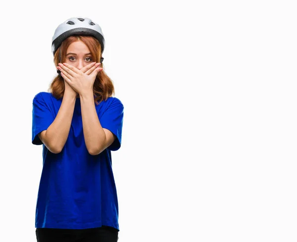 Jovem Mulher Bonita Vestindo Capacete Ciclista Sobre Fundo Isolado Chocado — Fotografia de Stock