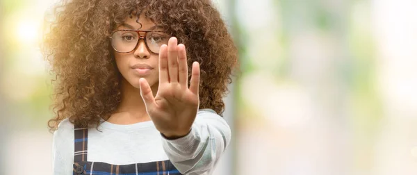 Femme Afro Américaine Portant Style Rétro Avec Main Ouverte Faisant — Photo