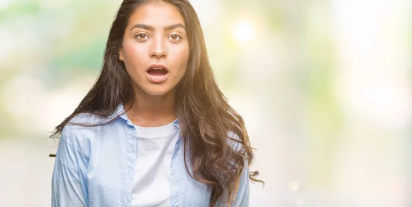 Mujer Árabe Hermosa Joven Sobre Fondo Aislado Miedo Conmocionado Con —  Fotos de Stock