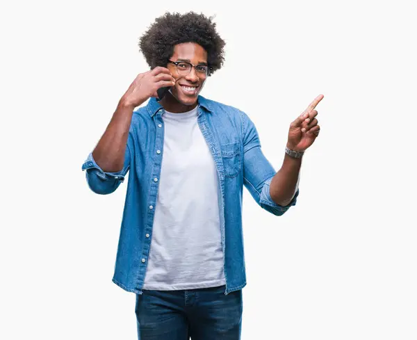 Hombre Afroamericano Hablando Por Teléfono Sobre Fondo Aislado Muy Feliz —  Fotos de Stock