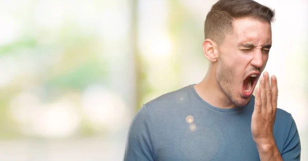 Bonito Homem Casual Jovem Entediado Bocejo Cansado Cobrindo Boca Com — Fotografia de Stock