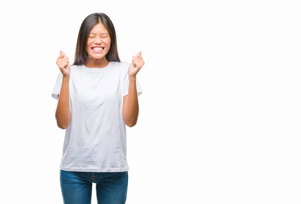 Młody Asian Kobieta Białym Tle Podekscytowany Sukces Ramionami Wywoływane Docenianie — Zdjęcie stockowe