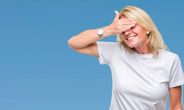 Mujer Rubia Mediana Edad Sobre Fondo Aislado Sonriendo Riendo Con — Foto de Stock