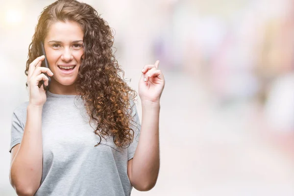 Jovencita Morena Hablando Smartphone Sobre Fondo Aislado Sorprendida Con Una — Foto de Stock