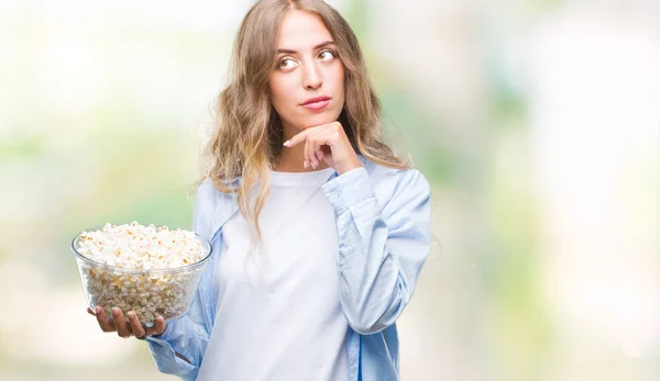 Bella Giovane Donna Bionda Mangiare Popcorn Sfondo Isolato Faccia Seria — Foto Stock