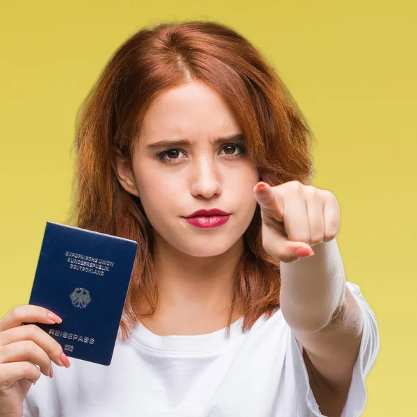 Młoda Kobieta Piękne Gospodarstwa Paszport Niemiec Białym Tle Wskazując Palcem — Zdjęcie stockowe