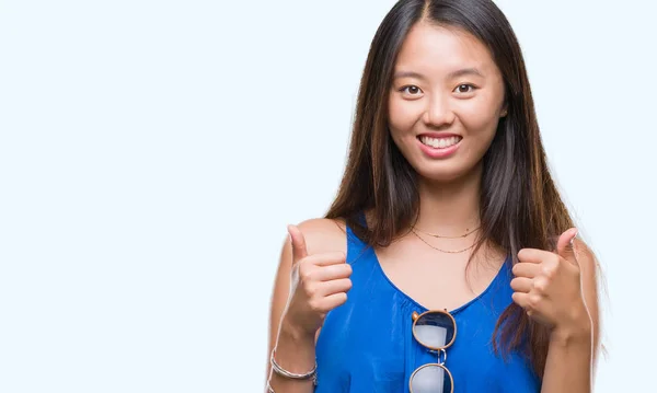 Jonge Aziatische Vrouw Geïsoleerde Achtergrond Succes Teken Doen Positief Gebaar — Stockfoto