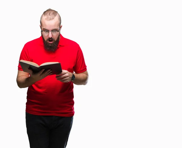 Young Hipster Man Wearing Glasses Reading Book Isolated Background Scared — Stock Photo, Image
